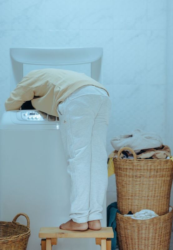 Ko drīkst mazgāt veļasmašīnā? Photo by Ketut Subiyanto from Pexels