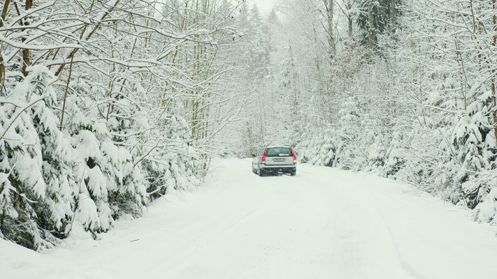 Auto iestidzis sniegā, Photo by Artem Podrez from Pexels