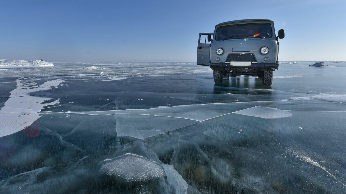 Auto uz ledus, foto - Arisa Chattasa, Unsplash