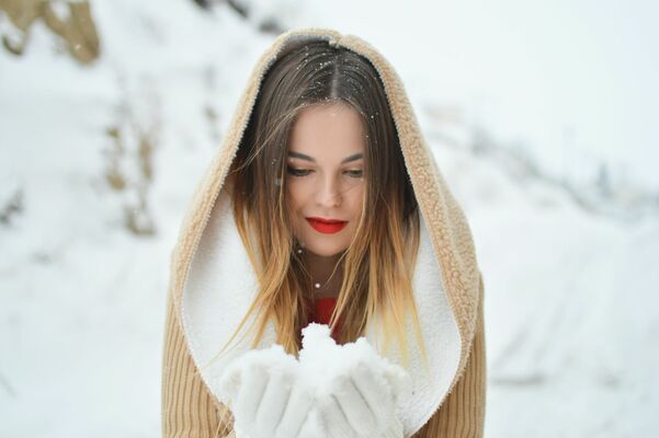 Sieviete ziemā, Photo by Tamara Bellis on Unsplash