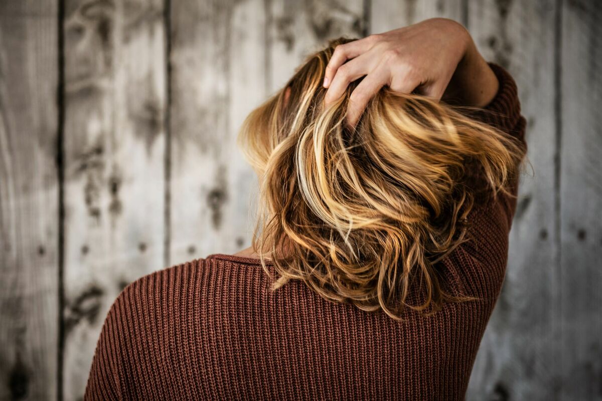 Savēlušies mati, Photo by Tim Mossholder on Unsplash