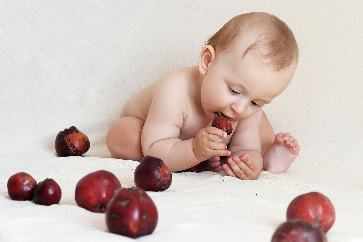 Mazulis ēd ābolus, Image by Алеся Фартушняк from Pixabay 