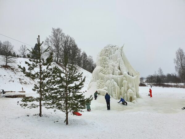 Saslusī strūklaka - ledus skulptūra Ārones kalnapakājē, foto 1188