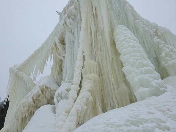 Saslusī strūklaka - ledus skulptūra Ārones kalnapakājē, foto 1188
