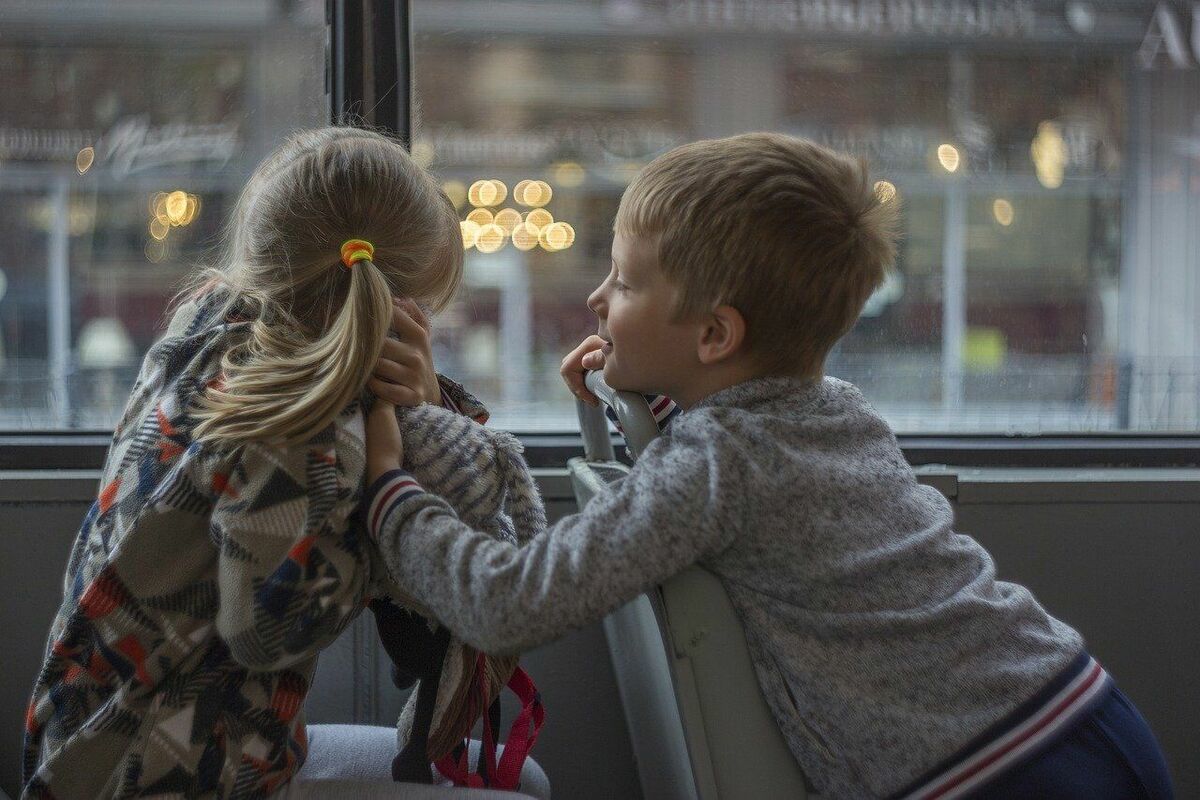 Laimīgi bērni, foto by LuidmilaKot, pixabay.com
