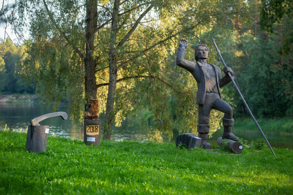 Plostnieks, koka skulptūra Strenčos,Foto: Uģis Brālēns