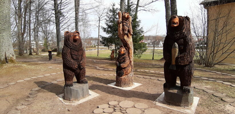 Koka skulptūra, lāču ģimene, Priekuļi, foto:1188