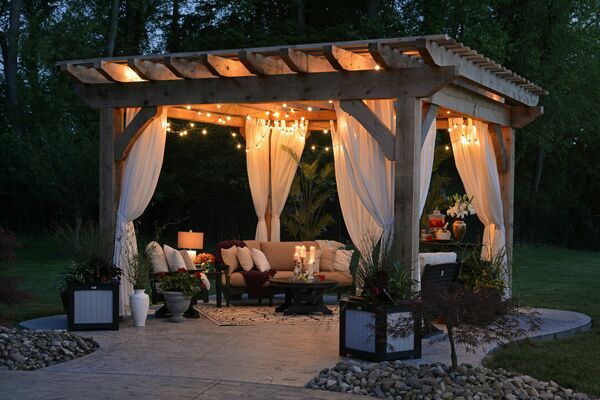 Dārza lapene ar lampiņām, romantiskam  vakaram Photo by Randy Fath on Unsplash