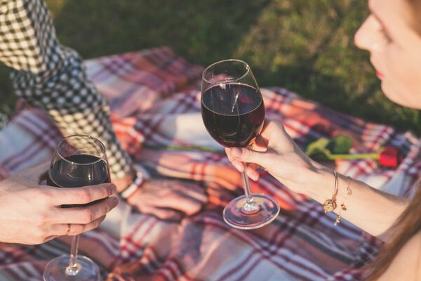 Vīns piknikā, Image by Pexels from Pixabay 
