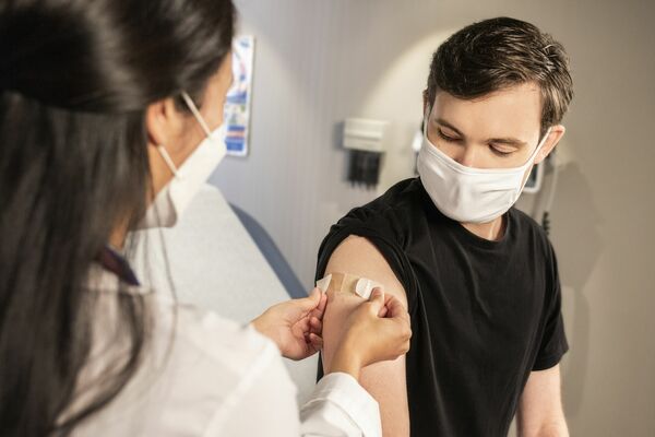 Vakcinēts cilvēks, Photo by CDC on Unsplash