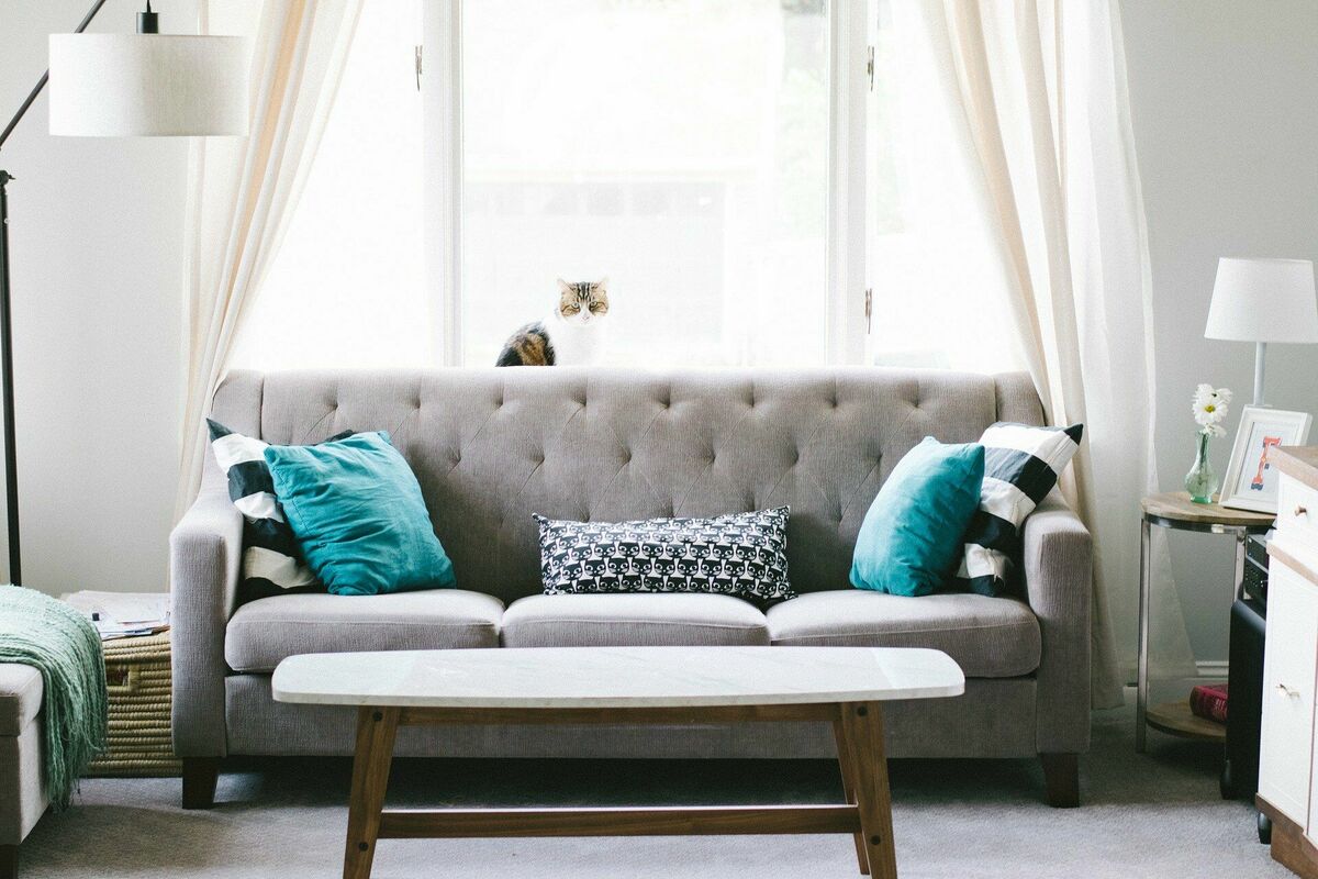 Dīvāns un kafijas galdiņš - viesistabas mēbeles, Image by StockSnap from Pixabay 