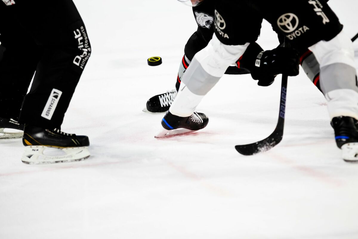 Hokejs, Photo by Markus Spiske on Unsplash