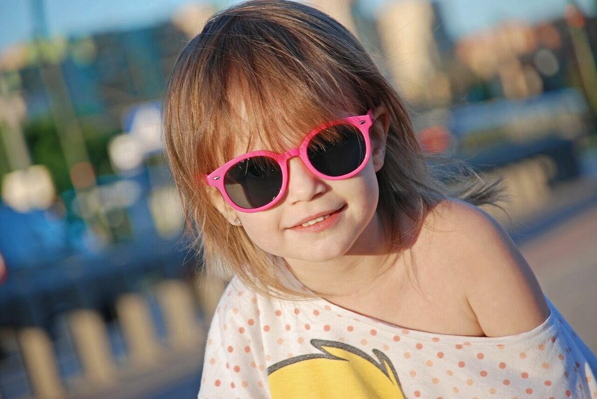 Bērnu saulesbrilles (Image by Bob Dmyt from Pixabay)