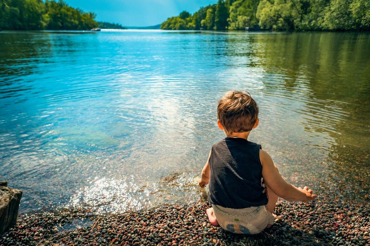 Bērns pie ūdens, Image by Arek Socha from Pixabay 