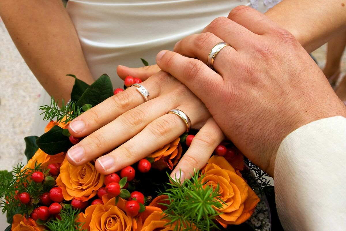 På hvilken hånd skal egentlig gifteringer brukes?