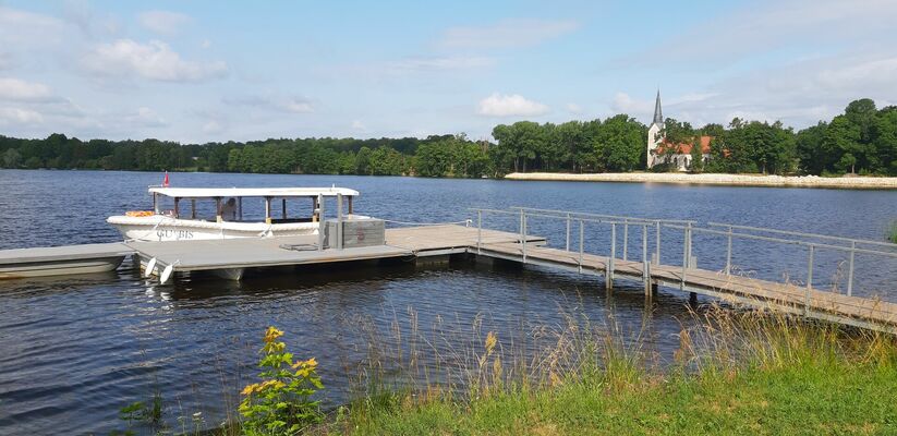 Kuģītis Gulbis LIkteņdārza piestātnē, foto:1188