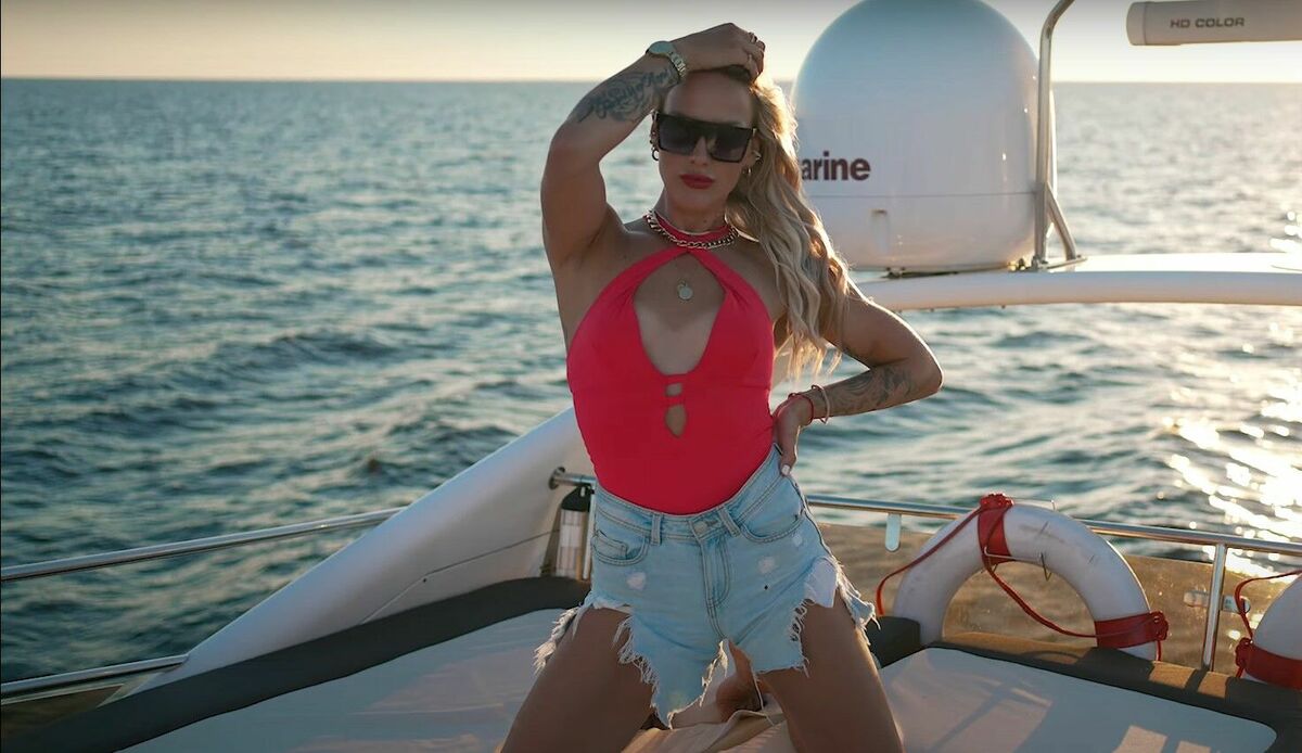 Sieviete uz jahtas, ekrānšāviņš no "FaceTime" mūzikas video