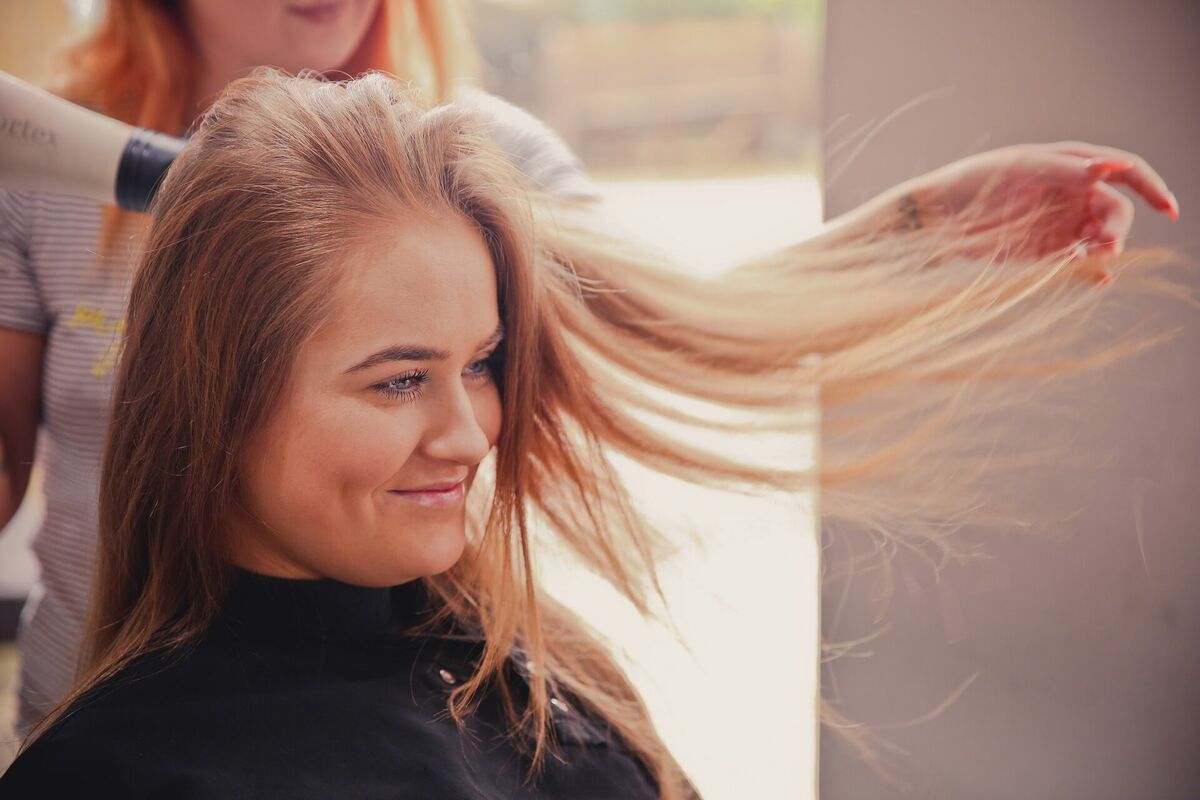 Veselīgi, mīksti mati, Photo by Theme Photos on Unsplash