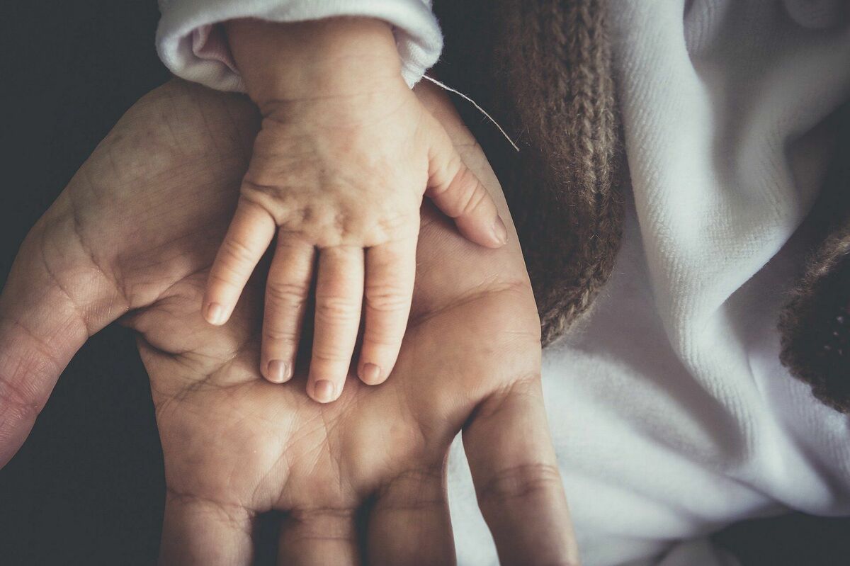Bērna roka uz vecāka plaukstas, Image by skalekar1992 from Pixabay 