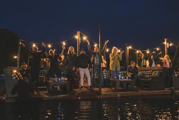 Samantas Tīnas koncerts uz ezera. Foto: OHM.lv