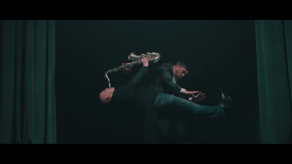 Intars Busulis rāda trikus dziesmas "VAI" video klipā, ekrānuzņēmums