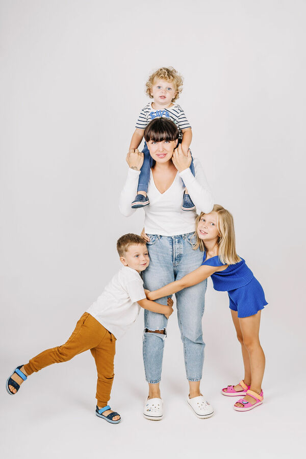 Dziedātāja Elīna Gluzunova ar ģimeni, 360TV realitātes seriāla "Ģimene burkā" publicitātes foto