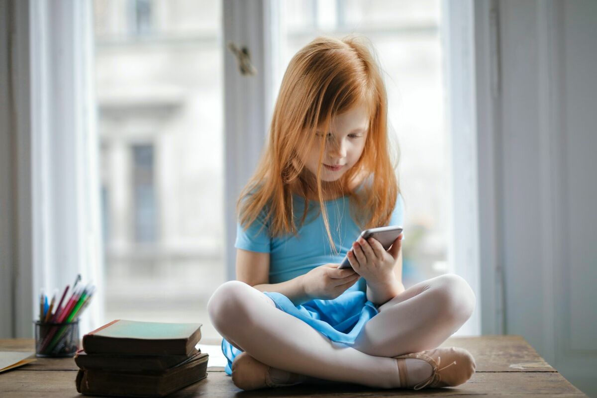 Bērns, kas lieto sociālos tīklus, Photo by Andrea Piacquadio from Pexels
