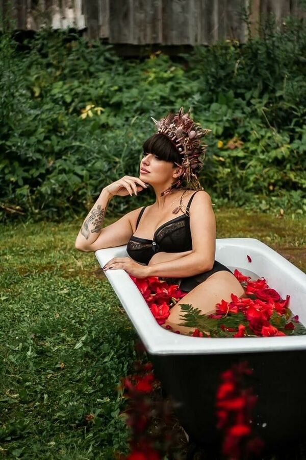 Dziedātāja Elīna Gluzunova pozē fotosesijā vannā, personīgais arhīvs