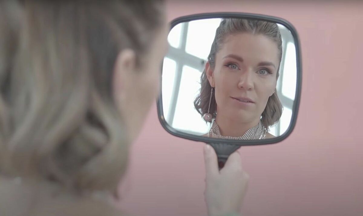 Ekrānšāviņš no Martas mūzikas video "Prom"