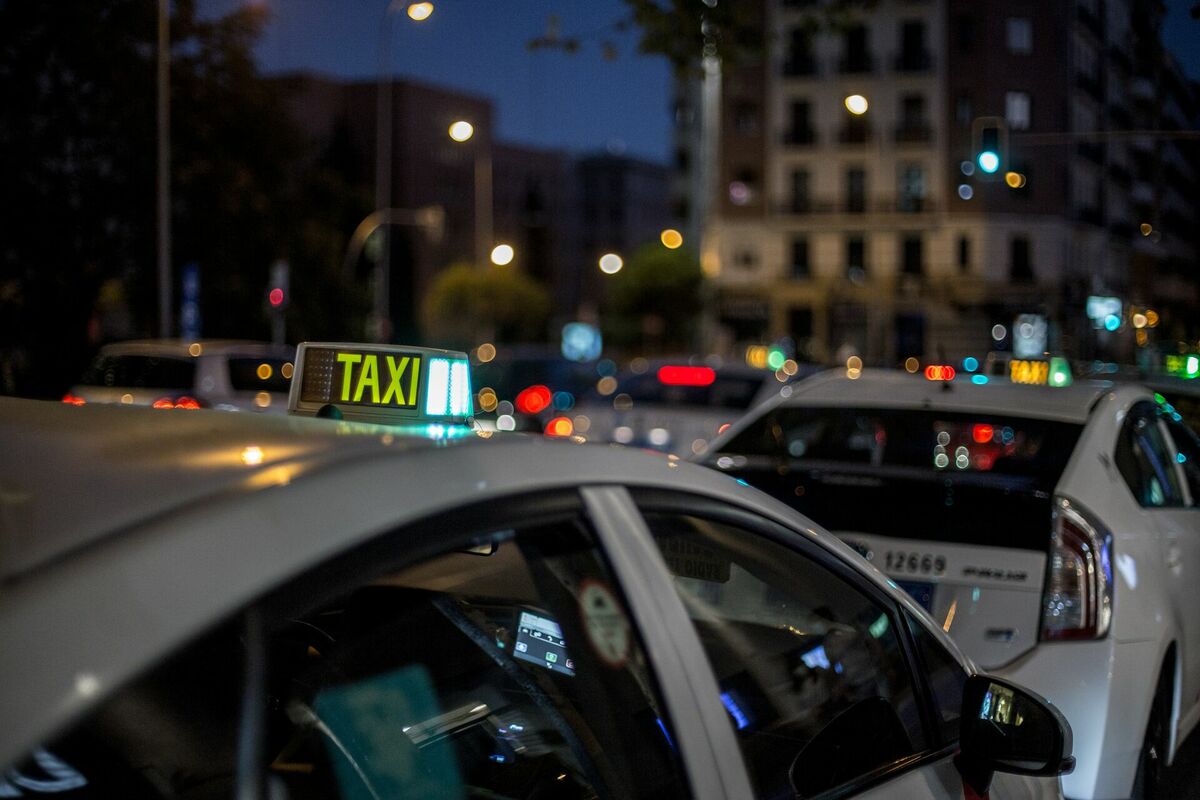 Taxi, Photo by JavyGo on Unsplash