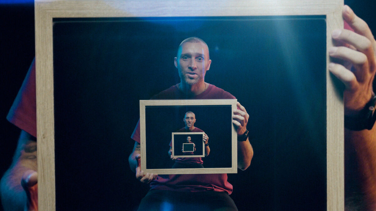 Publicitātes foto no "Mesa" mūzikas videoklipa dziesmai "Tuvāk sev"