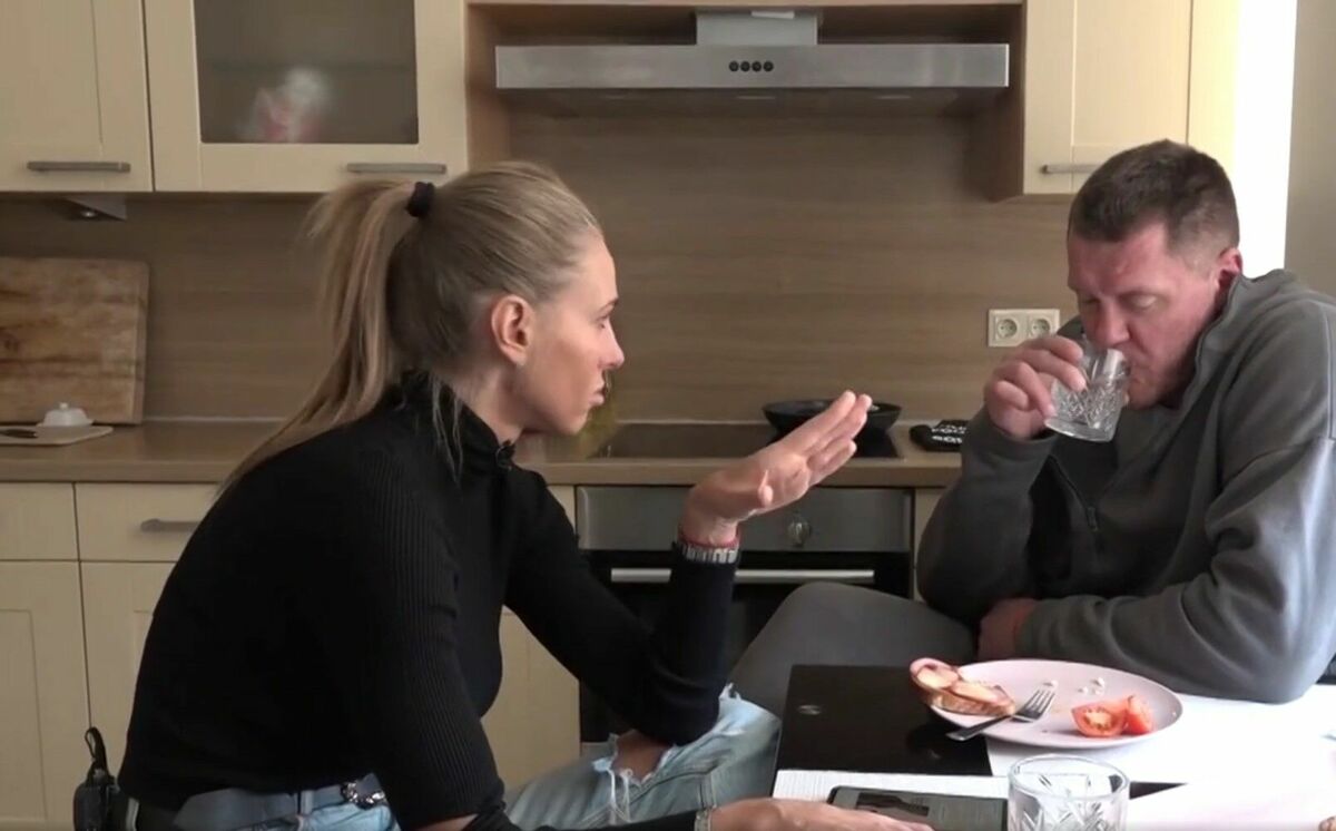 Olga kambala un Kaspars Kambala pie brokastu galda, "STV Pirmā!" šova "Slavenības. Bez filtra" ekrānšāviņš