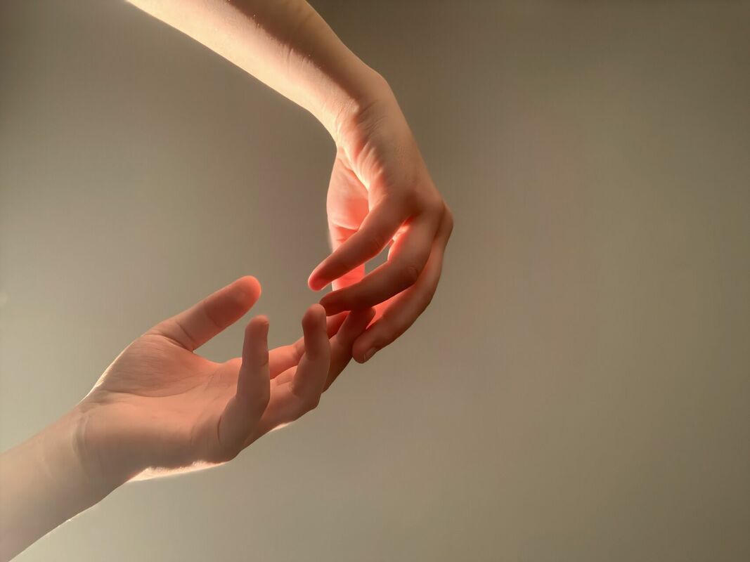 Mitrinātas rokas, Photo by Ira Vishnevskaya on Unsplash
