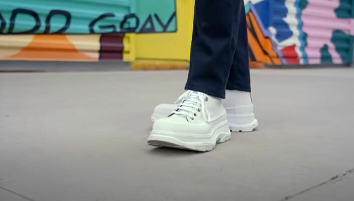 Baltas kedas, ekrānuzņēmums