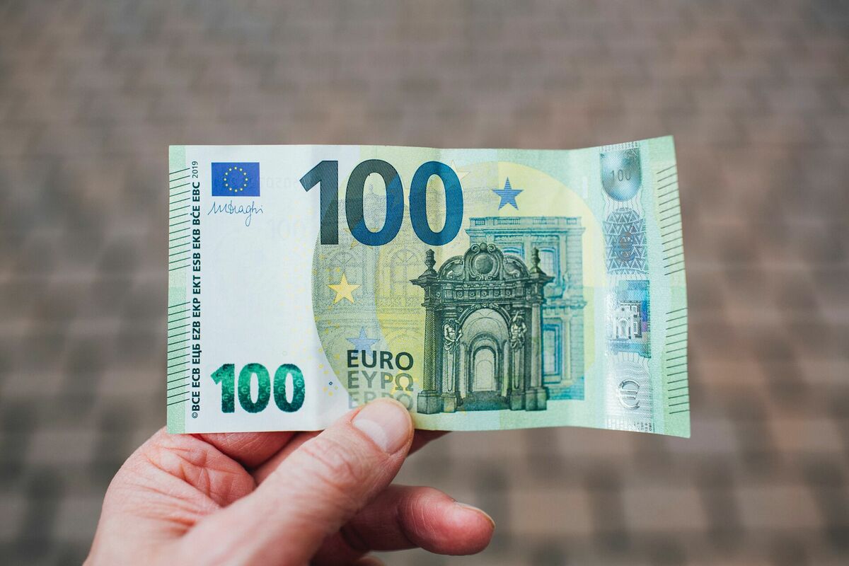 100 eiro, Photo by Markus Spiske from Pexels