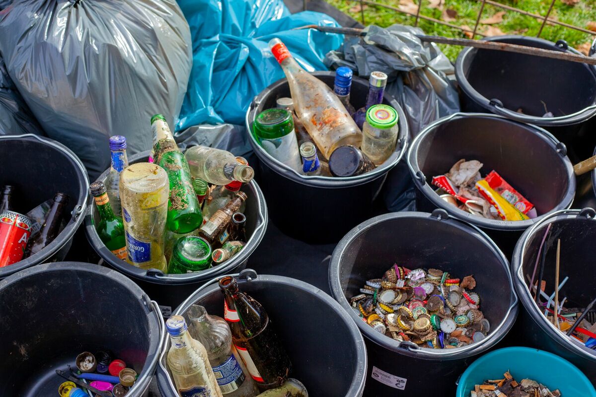 Atkritumu šķirošana, Photo by Jasmin Sessler on Unsplash