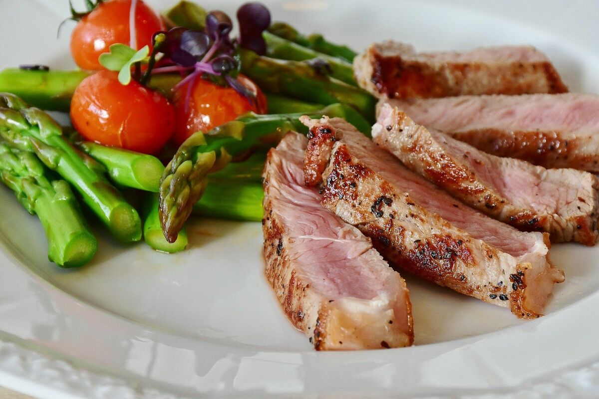 Ar vitamīnu B bagāti ēdieni - sparģeļi un liellopu gaļa, photo by RitaE, Pixabay