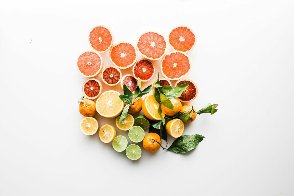 Citrusaugļi, Photo by Brooke Lark on Unsplash