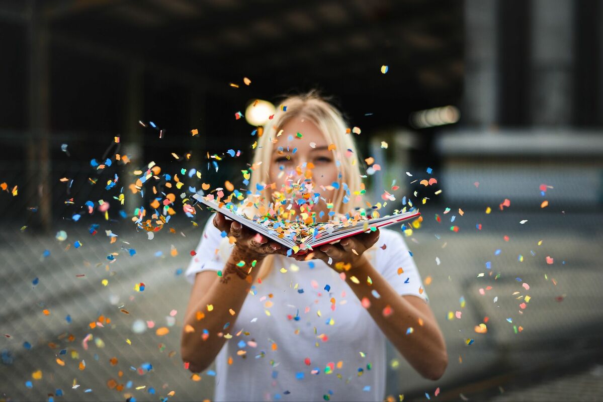 Sieviete pūš konfeti, Pixabay