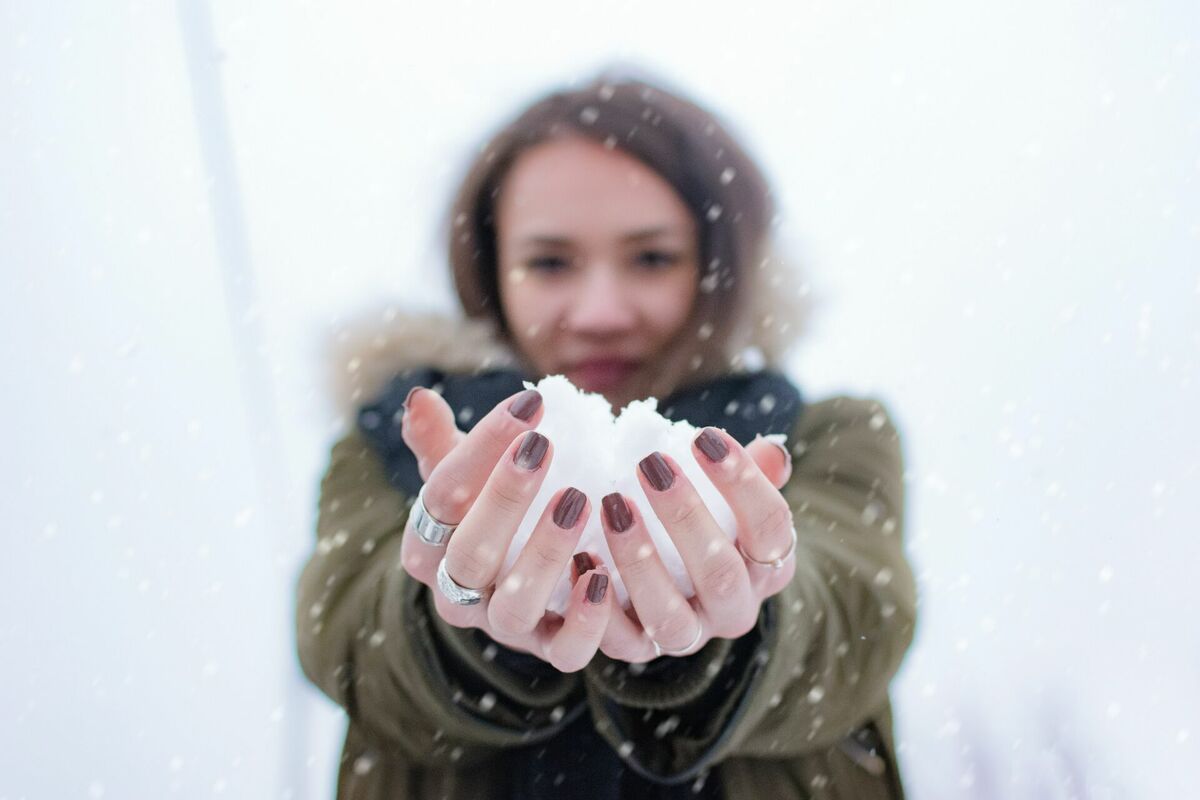 Rokas ziemā, Photo by Jason Blackeye on Unsplash