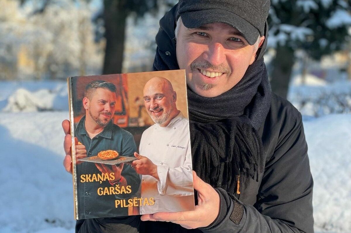 Mūziķis Atis Zviedris ar savu jauno grāmatu, publicitātes foto