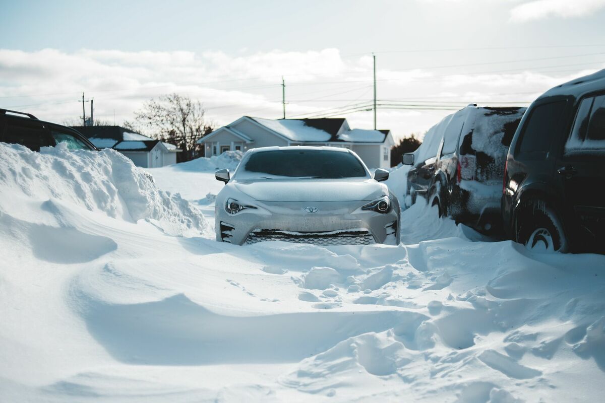 Mašīna ziemā, Photo by Erik Mclean on Unsplash
