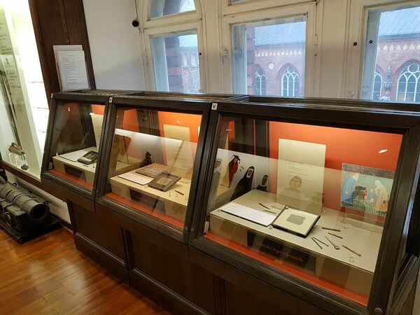 Izstādes “Viduslaiku Rīgas rakstāmlietas” ekspozīcijas fragments