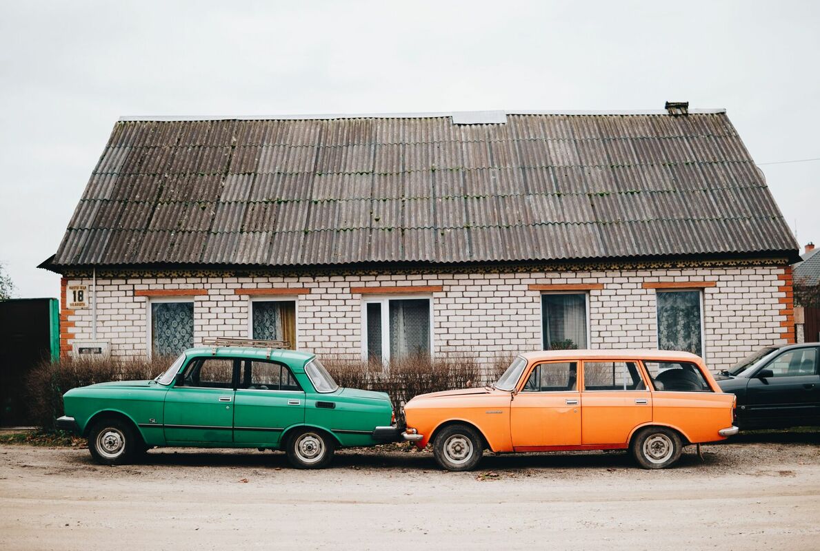 Padomju laika automašīnas, Photo by Nikita Kachanovsky on Unsplash