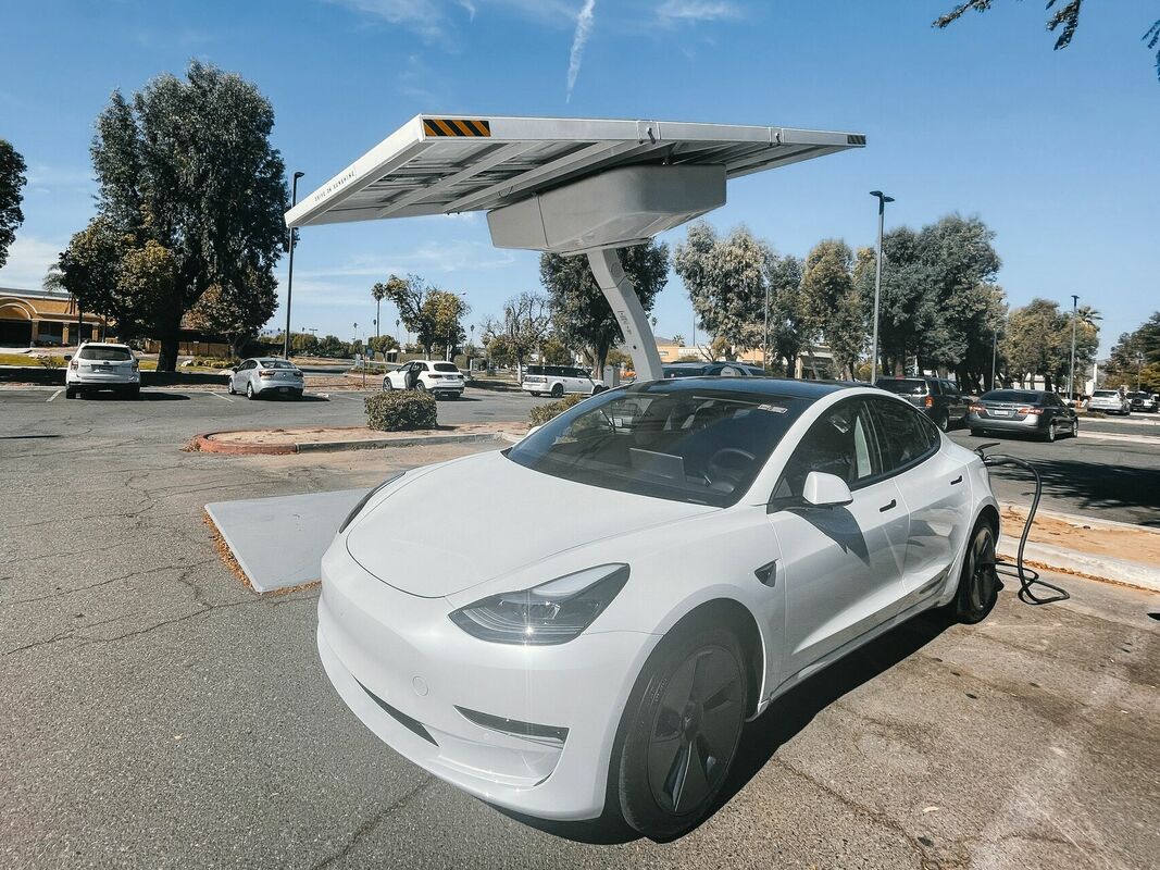Elektroauto, Photo by Kindel Media from Pexels