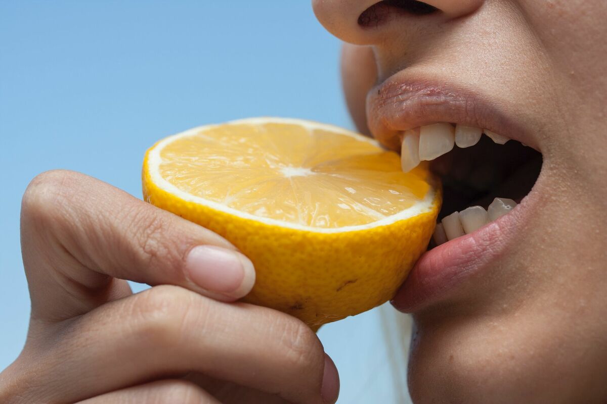 Skābu augļu ēšana - kļūda, cenšoties iegūt baltākus zobus, Photo by engin akyurt on Unsplash