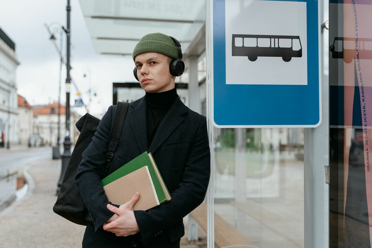 Sabiedriskā transporta pietura, Photo by MART PRODUCTION from Pexels
