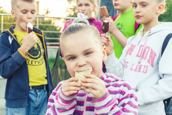 Bērni ēd saldējumu par savu kabatas naudu, Photo by Vitolda Klein on Unsplash