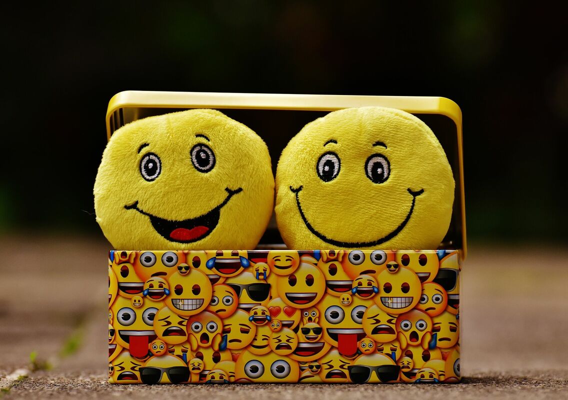 Emocijzīmes, emojy, Photo by Pixabay: https://www.pexels.com/photo/two-yellow-emoji-on-yellow-case-207983/