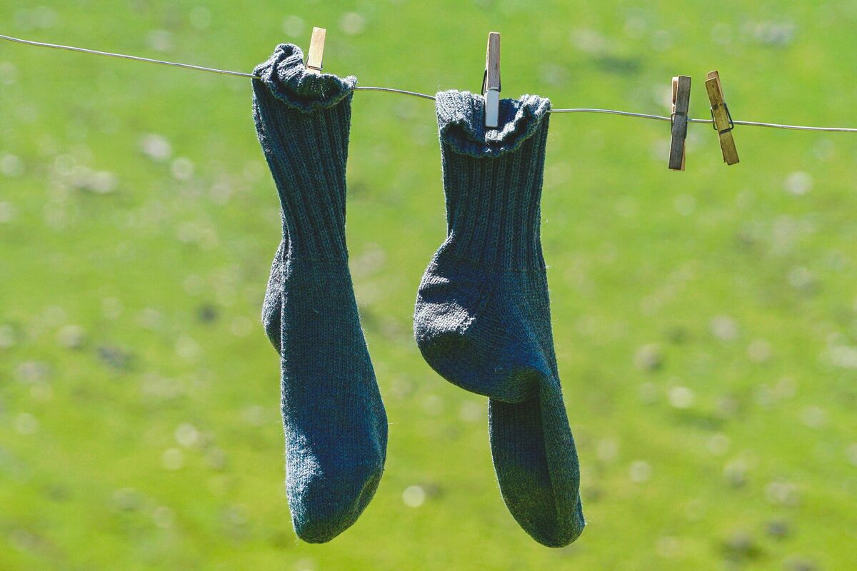 Žāvētas zeķes, Photo by Susanne Jutzeler: https://www.pexels.com/photo/pair-of-blue-socks-hanging-1287513/
